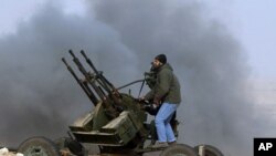 利比亞反政府武裝向效忠卡扎菲的軍隊開火還擊
