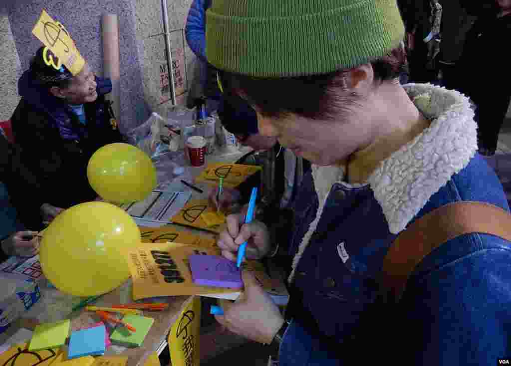 香港市民蘇小姐參與工黨除夕倒數活動，留言寓意雨傘運動仍未結束