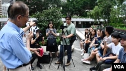 香港支聯會創會副主席李柱銘與六四導賞團參加者，重溫港人支援北京八九民運的足跡。（美國之音湯惠芸攝）