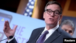 2023年3月7日，美國參議員馬克·華納和其他美國參議員在美國國會山舉行的新聞發佈會上公佈了一項立法，允許拜登政府禁止外國科技產品，例如中國擁有的視頻應用程序TikTok。(路透社照片)