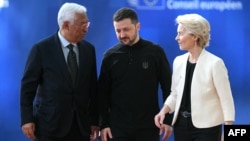 2025年3月6日歐洲理事會主席安東尼奧·科斯塔(左)和歐盟委員會主席馮德萊恩(右)迎接抵達布魯塞爾歐盟總部參加特別歐洲理事會會議的烏克蘭總統澤連斯基。