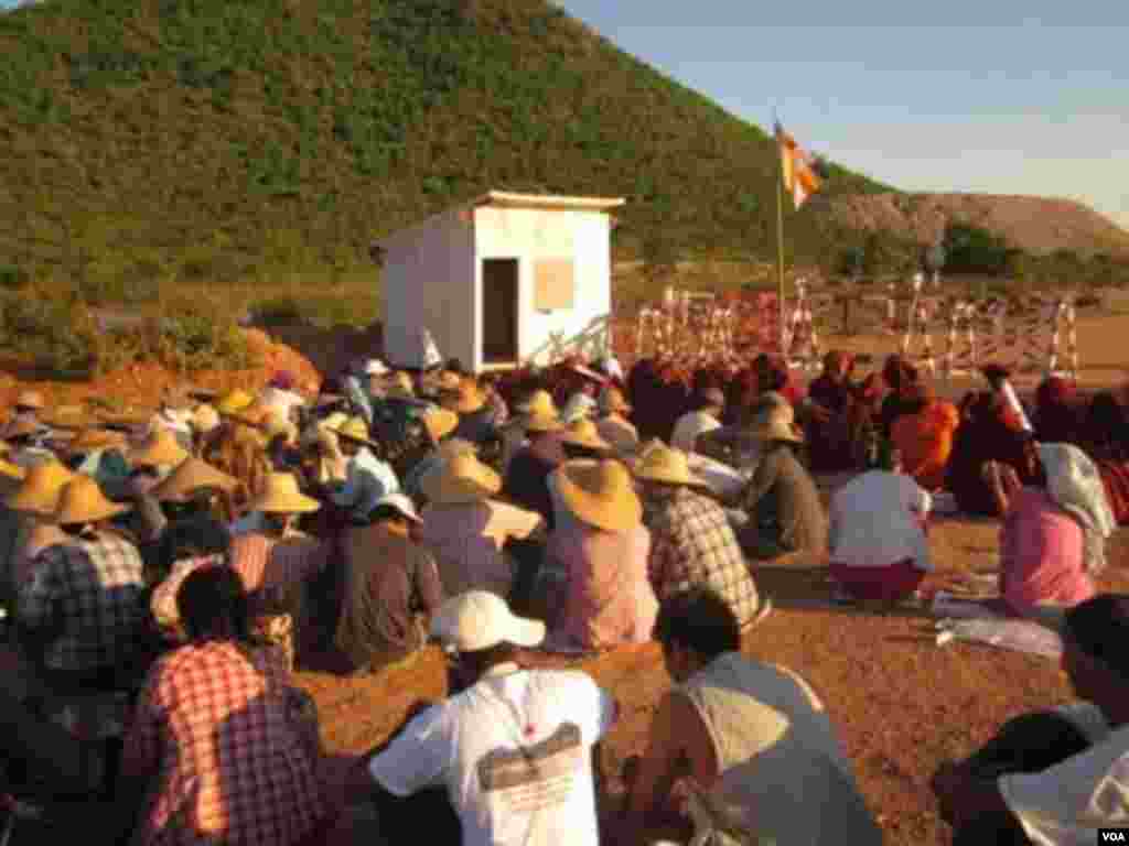 反对望濑中资铜矿的缅甸抗议者。（2012年11月22日）