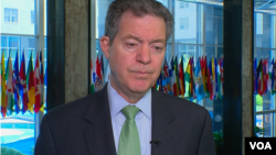 美國的國際宗教自由無任所大使布朗貝克6月24日接受美國之音駐國務院記者張蓉湘採訪時，呼籲中共停止迫害所有的宗教信仰，並稱美國正考慮出台相應制裁措施