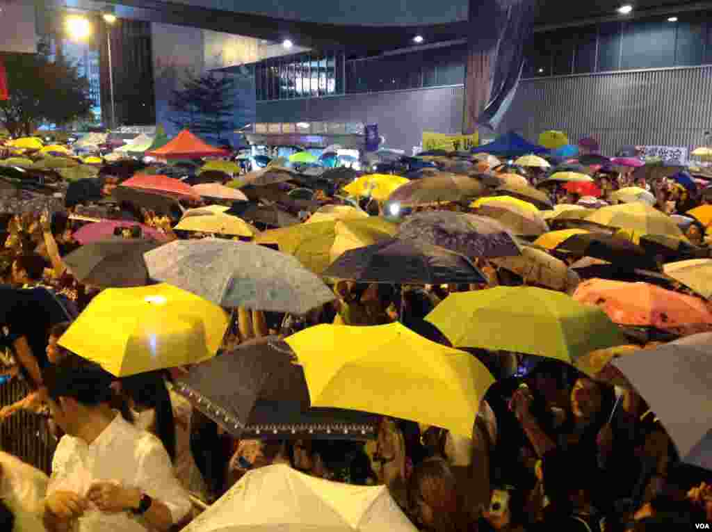 萬人雲集金鐘佔領區紀念佔領運動滿月 (美國之音圖片/海彥拍攝 ) 