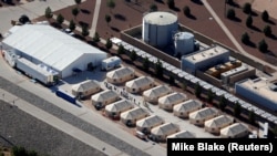 德克薩斯州一處羈押非法移民兒童的“帳篷城”