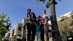 资料图片－一个年轻美国家庭购买房子。