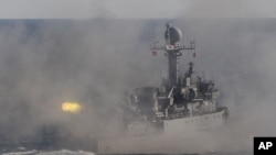 在南韓釜山附近東南海域參加演習的韓國海軍巡邏船正在射擊。（資料照片）