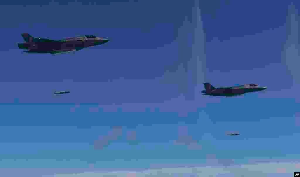 韩国国防部提供的照片显示，美国空军F-35型隐形战机在朝鲜半岛演习，投掷炸弹。（2017年8月31日）