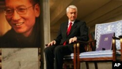 Aung San Suu Kyi meets with Senators (L-R) John Kerry (D-MA), Mitch McConnell (R-KY), Harry Reid (D-NV), Jim Webb (D-VA), and Saxby Chambliss (R-GA) at the U.S. Capitol in Washington, D.C., September 19, 2012. 