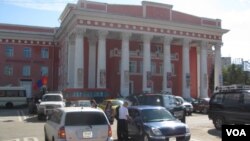 烏蘭巴托街頭蘇聯風格建築。(美國之音白樺拍攝)