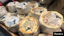 美國首都華盛頓州Eastern Market內一家乳製品商店裡擺放的歐洲進口乳酪。 （2019年10月3日）