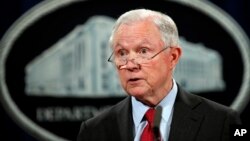 司法部長塞申斯在司法部舉行記者會。（2017年12月15日）