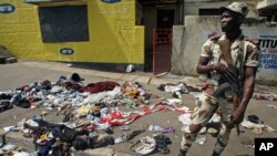 科特迪瓦軍人站在曾發生踩踏事件的現場