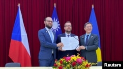 2023年11月10日，捷克政府烏克蘭事務特使科佩奇尼、台灣外交部政務次長李淳以及捷克駐台代表大衛·施泰因克在台北舉行的一場活動後合影。 （路透社）