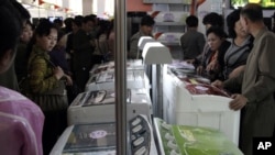 朝鲜平壤的一个展会上正在展出中国制造的洗衣机。（2013年5月15日）