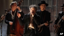鲍勃·迪伦（中）在2011年格莱美奖颁奖典礼上表演。