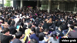 示威者響應香港大專學界號召發起的全面不合作運動，6月21日上午在立法會示威區集結。（美國之音記者湯惠芸視頻截圖）