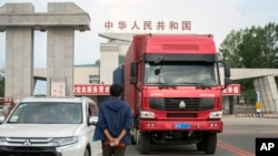 一輛掛著北韓車牌的卡車從中國吉林省延邊市的一個邊界哨卡駛過。 （2017年9月8日）