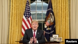 美国总统特朗普上任后紧缩移民政策众所周知。图为2019年1月8日在白宫政府部分关闭的第18天，他从椭圆形办公室向美国发表电视讲话，内容涉及移民和美国南部边界。（路透社资料画面）