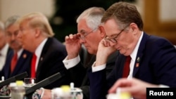 參加美中會談的美國總統川普、美國國務卿蒂勒森、美國駐華大使布蘭斯塔德等官員（2017年11月9日）