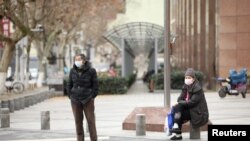 2020年2月7日中国武汉街头民众戴口罩的情景.