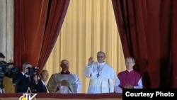 新任教宗方濟星期三晚向在聖伯多祿廣場的信徒致意(梵蒂岡電視台)