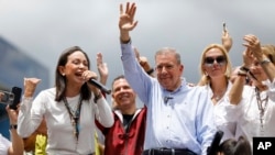 委内瑞拉反对派领袖玛丽亚·科里纳·马查多(Maria Corina Machado，左)和反对派总统候选人埃德蒙多·冈萨雷斯(Edmundo Gonzalez)在首都加拉加斯的一场活动中向支持者讲话。他们抗议宣布现任总统尼古拉斯·马杜罗胜选的官方总统选举结果。(2024年7月30日)