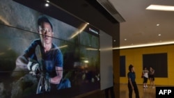 資料照片: 北京一家影院展示電影《戰狼2》的影片截屏。 (2017年8月21日)