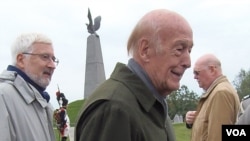 法國前總統德斯坦2012年9月在莫斯科郊外的博羅金諾出席俄法博羅金諾大戰200週年紀念儀式。背景是法國100年前出資興建的法軍陣亡將士紀念碑。紀念碑頂部雄鷹象徵拿破崙帝國國徽。當地曾是拿破崙指揮部。 （美國之音白樺拍攝）