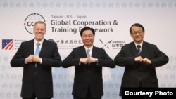 外交部长吴钊燮（中）与美国在台协会台北办事处（AIT）处长郦英杰（Brent Christensen，左）及日本台湾交流协会台北事务所代表泉裕泰（Hiroyasu Izumi，右）于6月1日的“全球合作暨训练架构（GCTF）”5周年记者会上拱手合影。(台湾外交部提供)