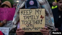 移民权益人士在美国田纳西州议会附近抗议该州的反移民议案。(2024年4月4日）