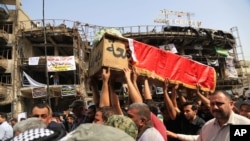 巴格达发生袭击事件之后，送葬者抬举着24岁阿克拉姆·哈迪的棺材(2016年7月5日)