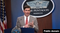 资料照：美国国防部长埃斯珀在华盛顿五角大楼进行媒体简报。（2020年3月17日）