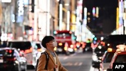 星期天1月26日東京街道上一名戴口罩的日本人