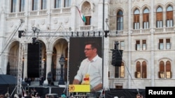 匈牙利首都布达佩斯市长卡拉松尼在抗议建中国大学分校园的集会上发言（路透社2021年6月5日）