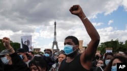 六月六日在巴黎示威的抗议者。