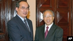 9月6号越南副总理阮生雄(左)和中国中国国务委员戴秉国(右)在河内举行会晤