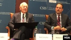 美國哥倫比亞廣播公司電視主持人謝弗（左）與國際與戰略研究中心亞洲事務副總裁格林在研討會上 (美國之音莉雅拍攝)