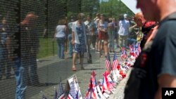 5月24日，遊客在首都華盛頓的越戰紀念牆紀念陣亡將士紀念日。