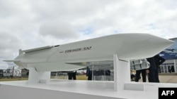 在获得伦敦方面的批准后，乌克兰据信首次向俄罗斯发射英国提供的“暴风影”巡航导弹。图为今年范堡罗国际航展所展示的“暴风影”。(法新社：2024年7月22日)