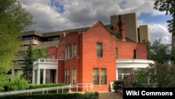 阿尔伯塔大学校园东北角的卢瑟福楼(维基共享)