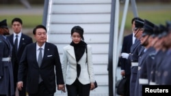 韩国总统尹锡悦与夫人2023年11月20日抵达伦敦访问。（路透社）