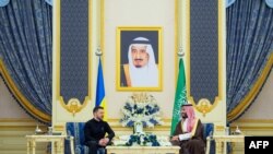 ຮູບ​ຖ່າຍ​ທີ່​ນຳ​ອອກ​ເຜີຍ​ແຜ່​ໂດຍ​ອົງການ​ຂ່າວ​ທາງ​ການ ຊາອຸດິ ອາຣາເບຍ (SPA) ສະ​ແດງ​ໃຫ້​ເຫັນ​ເຈົ້າ​ຊາຍ​ຊາ​ອຸ​ດີ ໂມຮໍາເມັດ ຊາລມານ ​ໄດ້​ພົບ​ປະ​ກັບ​ປະທານາທິບໍດີ​ຢູ​ເຄຣນ ໂວໂລດີເມຍ ເຊເລນສກີ ທີ່​ພະ​ລາຊະ​ວັງ​ໃນ ເຈດດາ ວັນ​ທີ 10 ມີນາ 2025.