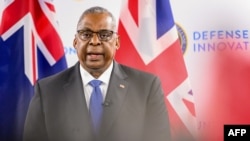 2023年12月1日，在美國加州山景城舉行的AUKUS國防部長會議上，美國國防部長勞埃德‧奧斯汀在與英國國防部長和澳洲副總理兼國防部長的聯合記者會上發表演說。 （法新社）