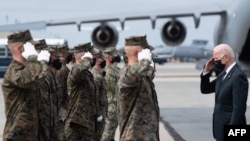 美國總統拜登在特拉華州空軍基地參加美國軍人靈柩從阿富汗返回的儀式（2021年8月29日）