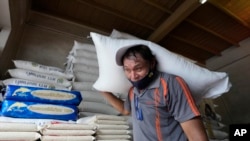 2023年8月10，泰国曼谷一工人在扛运稻米。