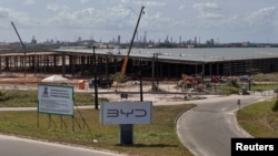 位于巴西卡马萨里市的比亚迪新电动汽车 (EV) 工厂的建筑工地。（2024年11月17日）