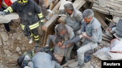 2016年8月24日救援人员从意大利中部的地震中找到一名幸存者。