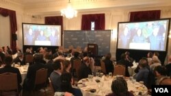 美國官員、學者及國際媒體2020年1月11日在台灣駐美代表處舉辦的觀選活動中聆聽台灣總統蔡英文勝選演說。（美國之音鍾辰芳拍攝）