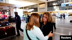 一位伊朗裔美国公民和她的律师在洛杉矶国际机场，该律师正帮助她在伊朗受到美国总统行政命令影响的家人（2017年1月28日）
